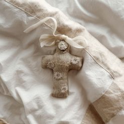 Cruz lino con margaritas